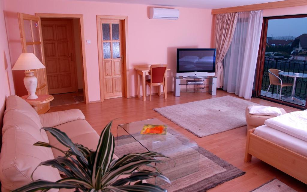 Hotel Karpatsky Dvor Lozorno Bilik gambar