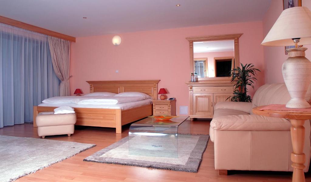 Hotel Karpatsky Dvor Lozorno Bilik gambar