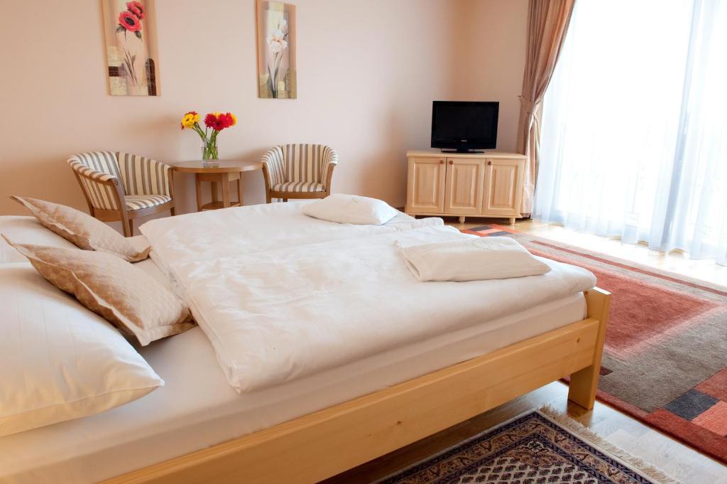 Hotel Karpatsky Dvor Lozorno Luaran gambar